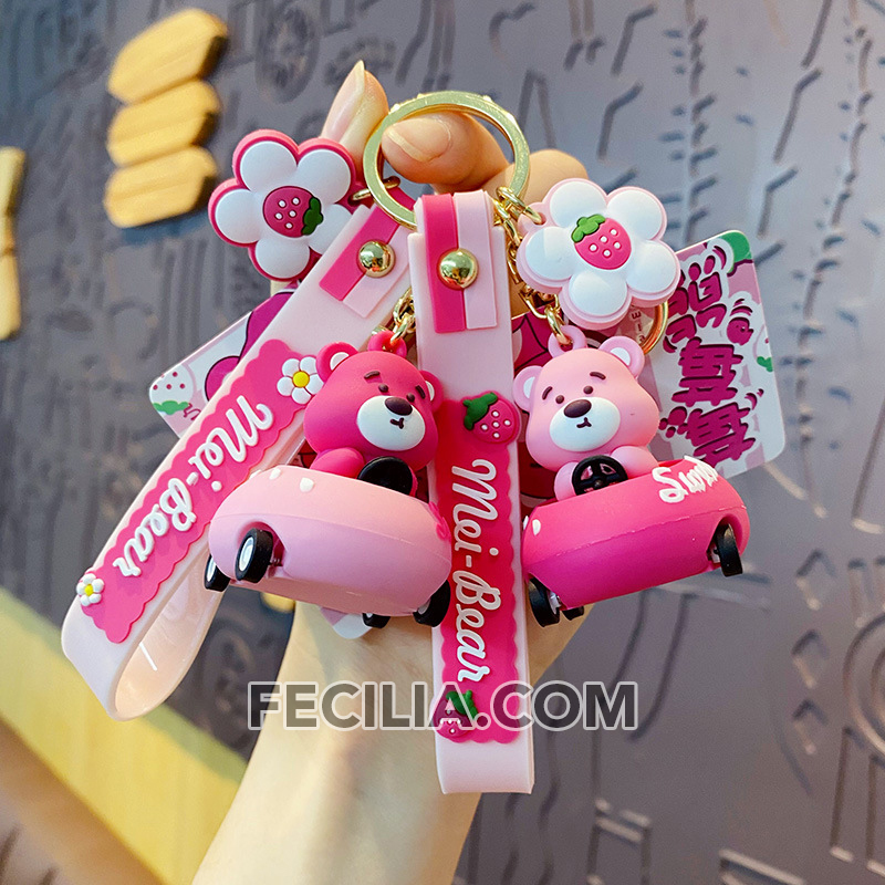 Móc khóa Cute hình Gấu Dâu ngồi xe đáng yêu màu Hồng thích hợp làm móc khóa xe máy, ô tô, balo, túi xách MK579