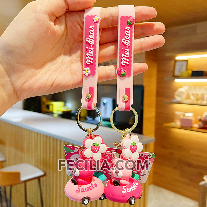 Móc khóa Cute hình Gấu Dâu ngồi xe đáng yêu màu Hồng thích hợp làm móc khóa xe máy, ô tô, balo, túi xách MK579