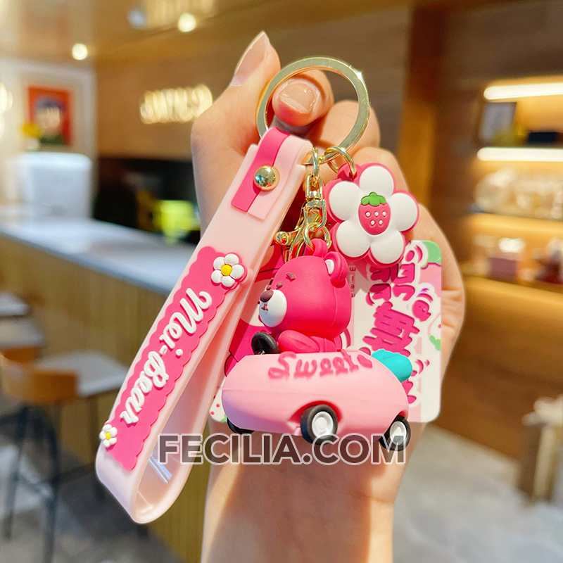Móc khóa Cute hình Gấu Dâu ngồi xe đáng yêu màu Hồng thích hợp làm móc khóa xe máy, ô tô, balo, túi xách MK579