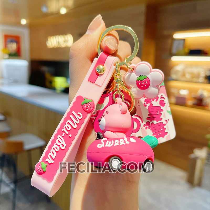 Móc khóa Cute hình Gấu Dâu ngồi xe đáng yêu màu Hồng thích hợp làm móc khóa xe máy, ô tô, balo, túi xách MK579