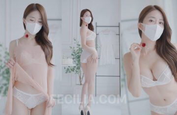 Gái xinh ngực căng tròn mặc đồ lót màu hồng