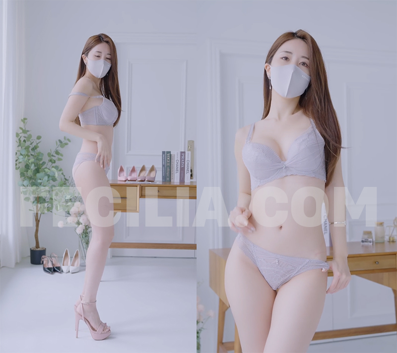 Gái xinh mặc quần áo lót màu tím nhạt