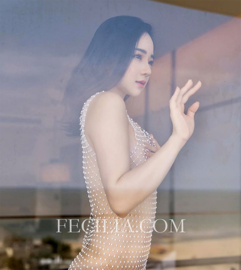 Nhã Tiên mặc váy lưới