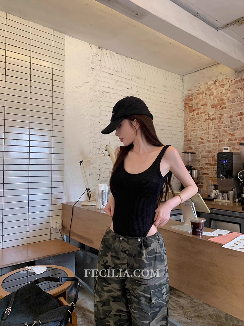 Áo Bodysuit 2 dây khoét eo phối với Quần Kaki