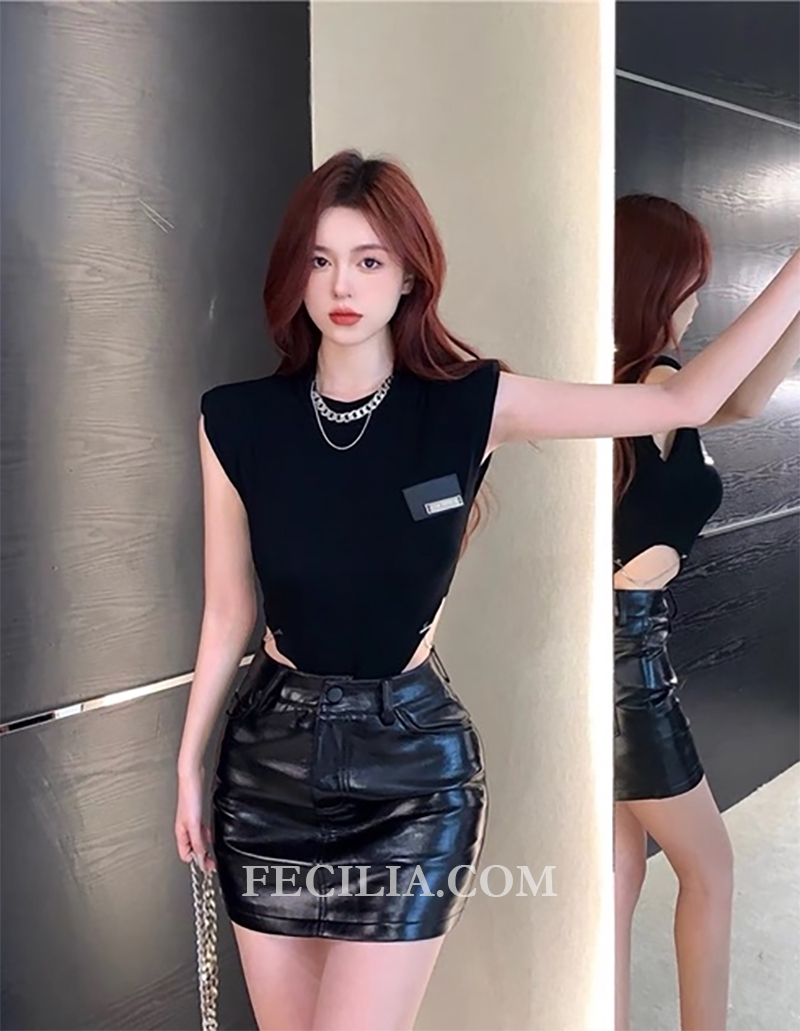 Bodysuit mặc kết hợp với Chân váy bằng Da