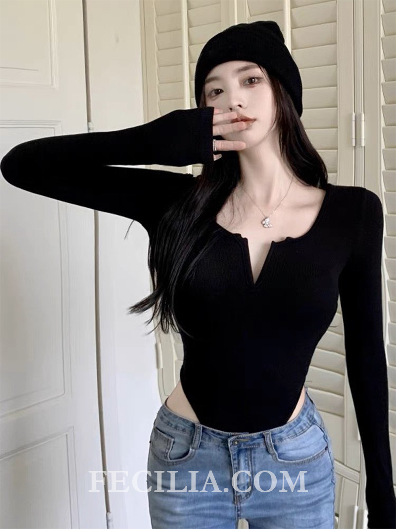 Phối Áo Bodysuit tay dài Khoét eo với quần Jean Dài