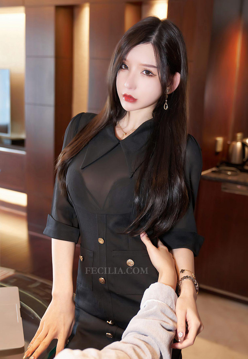 Ảnh gái văn phòng Áo sơ mi đen, tất lưới đen, mông to, vú to, khỏa thân trong văn phòng A12