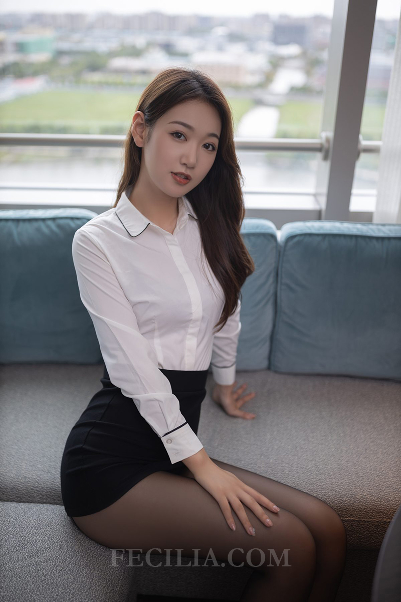 Gái đẹp văn phòng dâm mặc áo sơ mi trắng và quần Juýp đen tất lưới đen, mông căng tròn