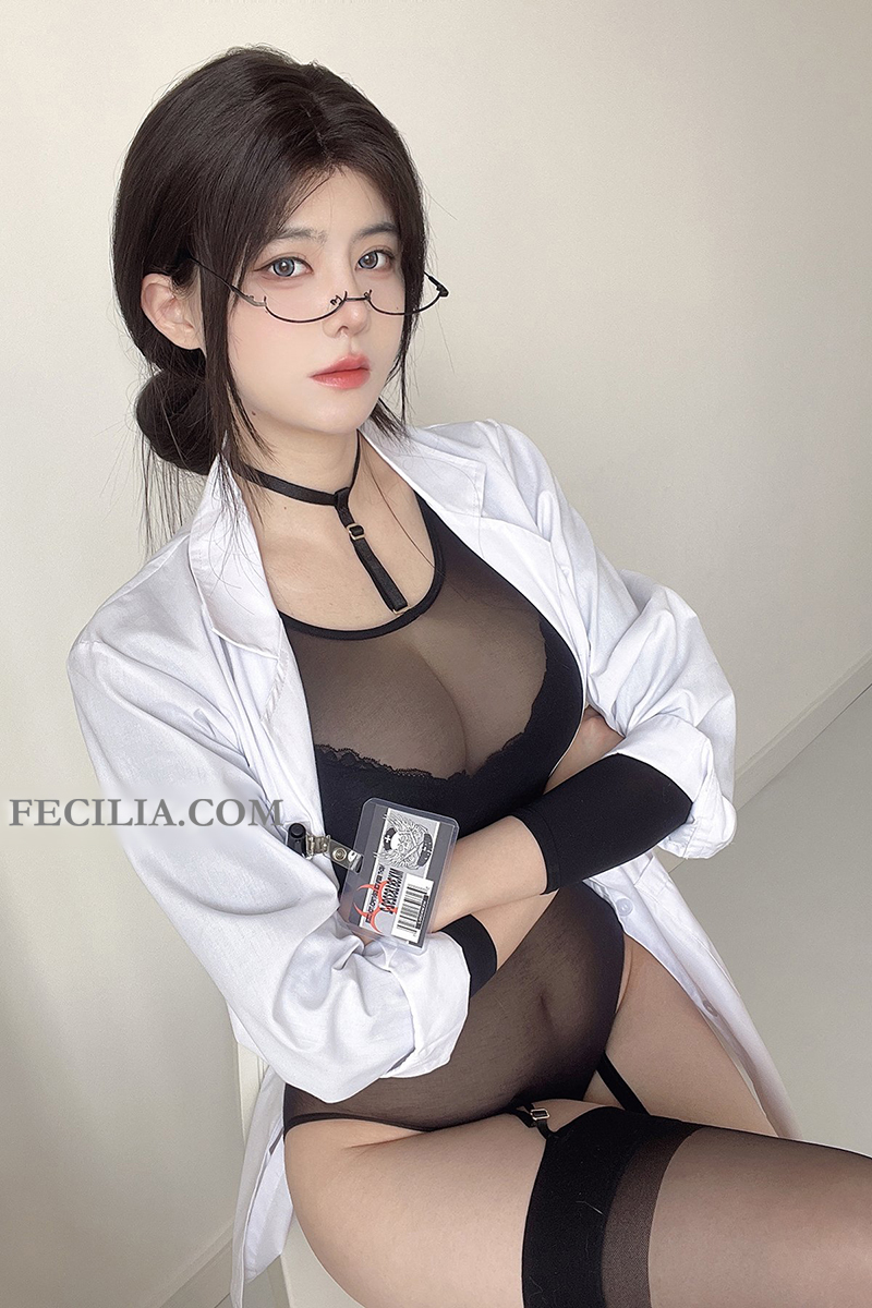 Gái xinh Vú to Cosplay Nữ Bác Sĩ