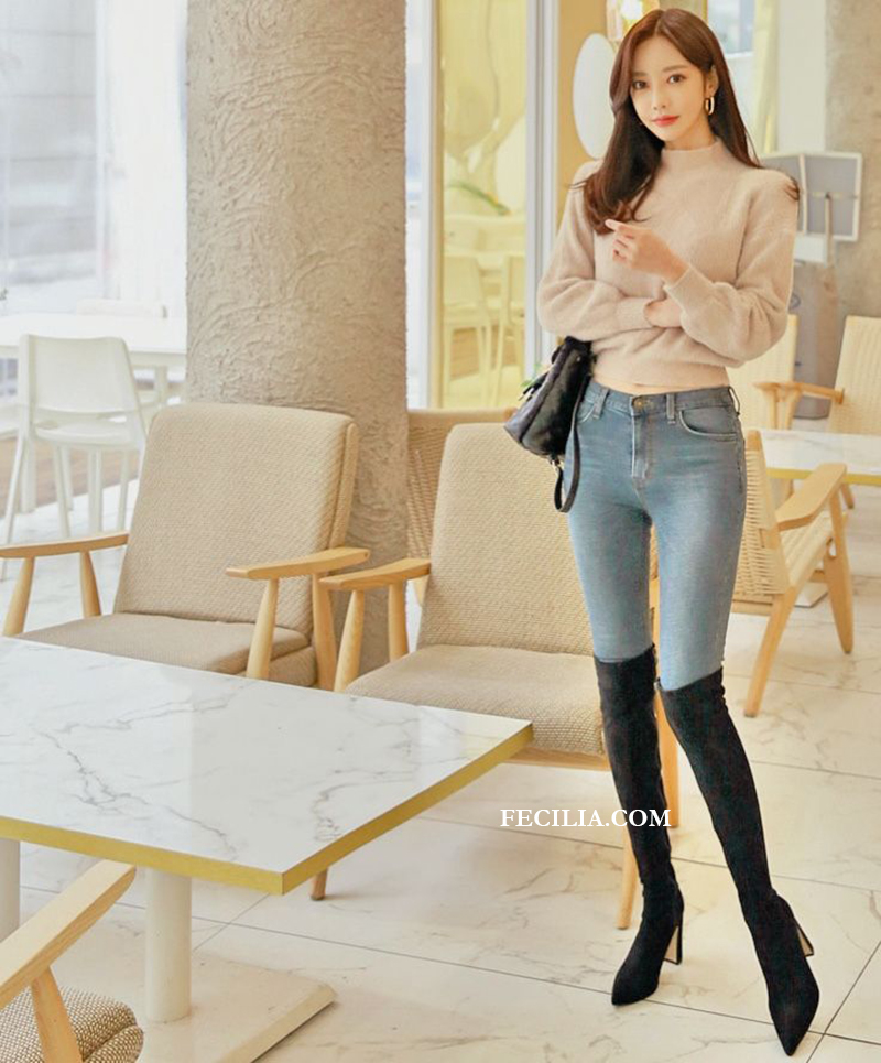 Phối áo thun, quần jean dài và bốt cổ cao