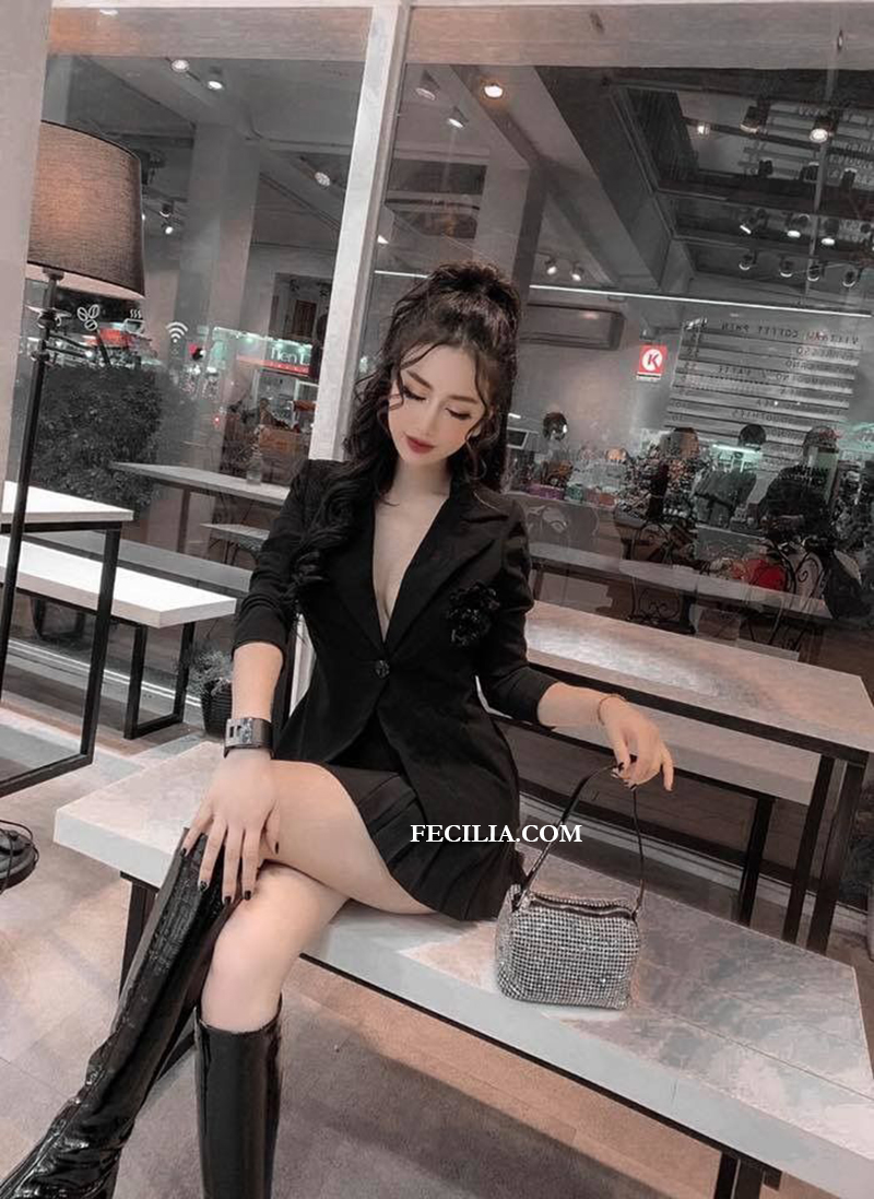 Áo khoác Blazer khoét ngực + Chân váy chữ A + Giày Bốt cổ cao