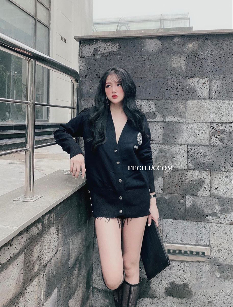 Áo Cardigan Len Chrome Heart + Bra quây ngực + Chân váy chữ A hoặc Quần Short + Giày Bốt cổ cao