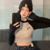 Áo Thun Gân Croptop Tay Dài Màu Cổ Tròn Phối In Chữ Bên Ngực