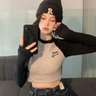 Áo Thun Gân Croptop Tay Dài Màu Cổ Tròn Phối In Chữ Bên Ngực