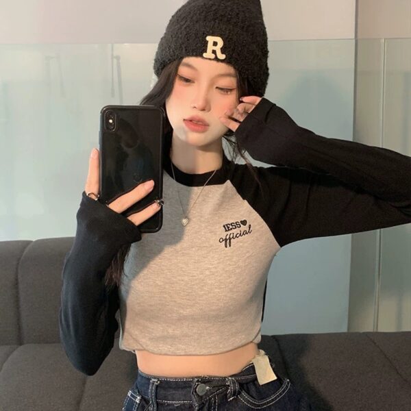 Áo Thun Gân Croptop Tay Dài Màu Cổ Tròn Phối In Chữ Bên Ngực